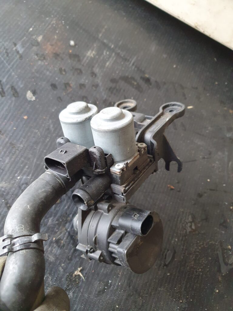Vodné čerpadlo s ventilom Audi A6 4f