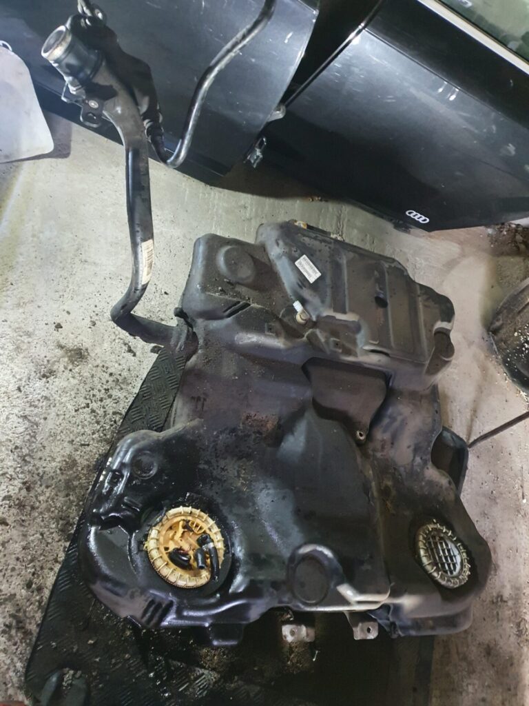 Palivová nádrž Audi A6 C6