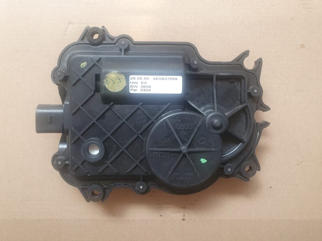 Motorček doťahovania dverí Audi A8 D3