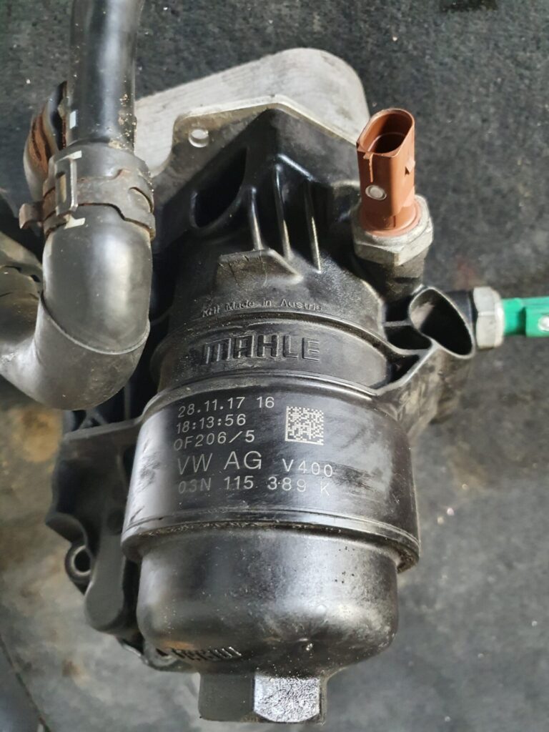 Držiak pre filter oleja, určený pre vozidlá s motorizáciou Škoda, VW, 1.6TDI CR 66kW/77kW/81kW/85kW/88kW, 2.0TDI CR 105kW/110kW/135kW/140kW