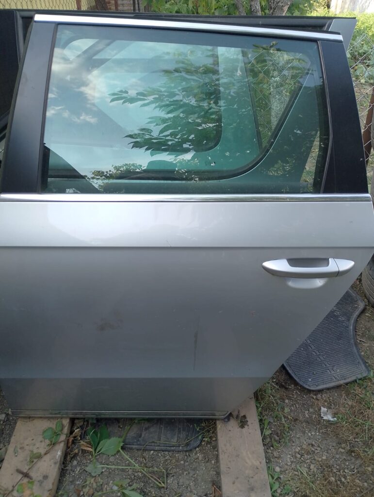 Zadné dvere VW Passat b7, strieborné