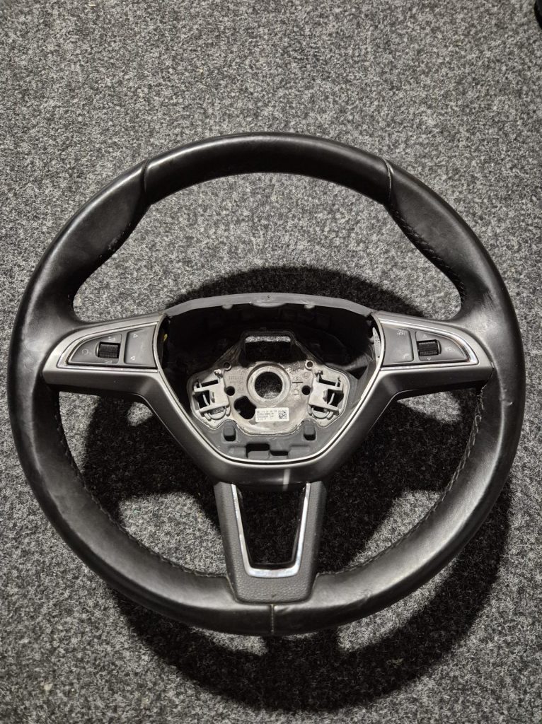 Trojramenný volant s multifunkciou Škoda Octavia 3