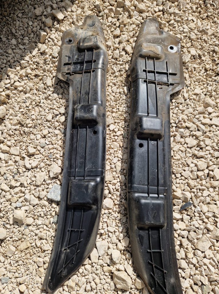 Plasty pod blatníkom Škoda Superb 2